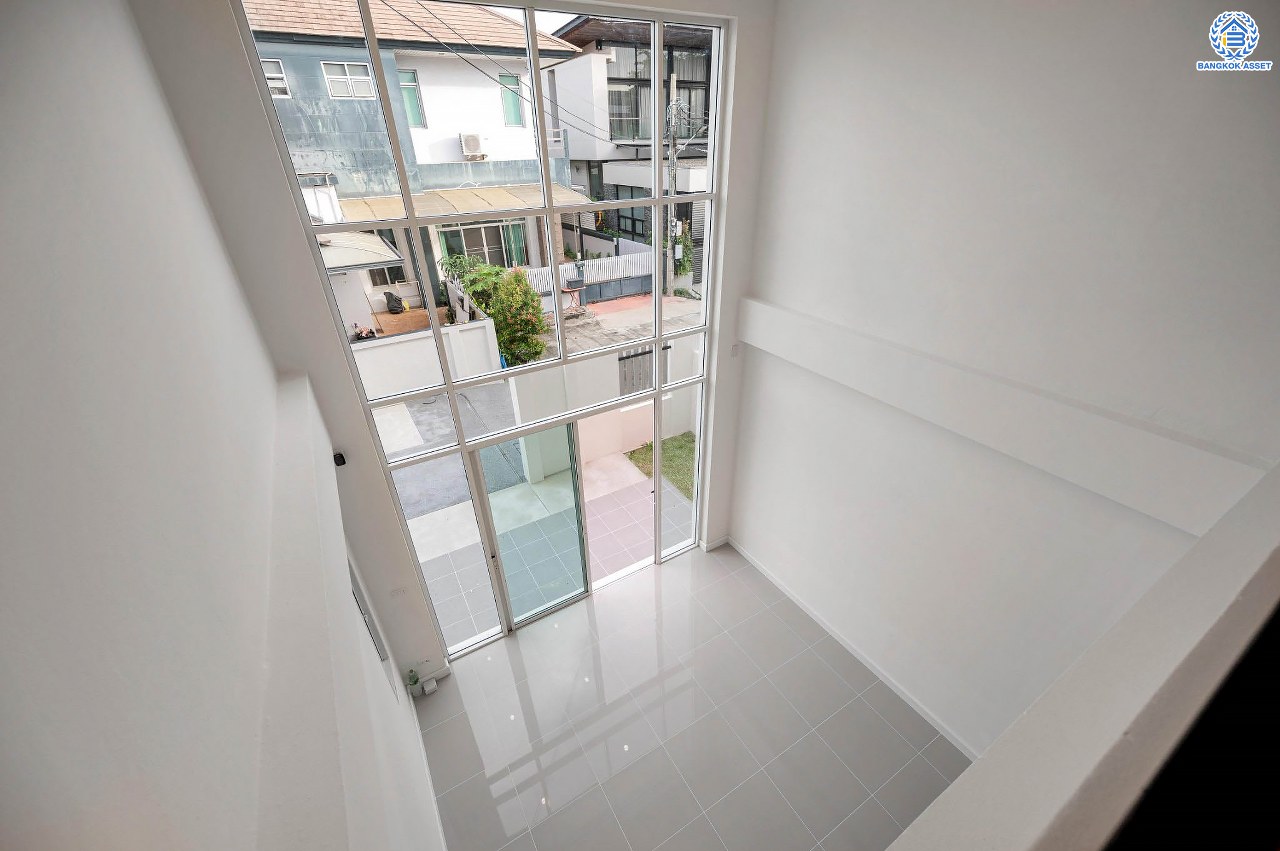 บ้านมือสองตกแต่งใหม่ โครงการ บุษราคัมรีเจนท์ ปิ่นเกล้า-บรมราชชนนี เนื้อที่  67.50 ตร.ว. ฟังก์ชัน 3 ห้องนอน 3 ห้องน้ำ จอดรถได้ 2 คัน สภาพแวดล้อมดี เดินทางเข้าสู่เมืองได้สะดวกเชื่อมต่อ ถนนพุทธมณฑลสาย 2, ถนนบรมราชชนนี, ถนนกาญจนาภิเษก, ถนนศาลาธรรมสพน์ ใกล้เซ็นทรัลปิ่นเกล้า, ตลาดสดธนบุรี และจุดขึ้นทางด่วน "ศรีรัช"